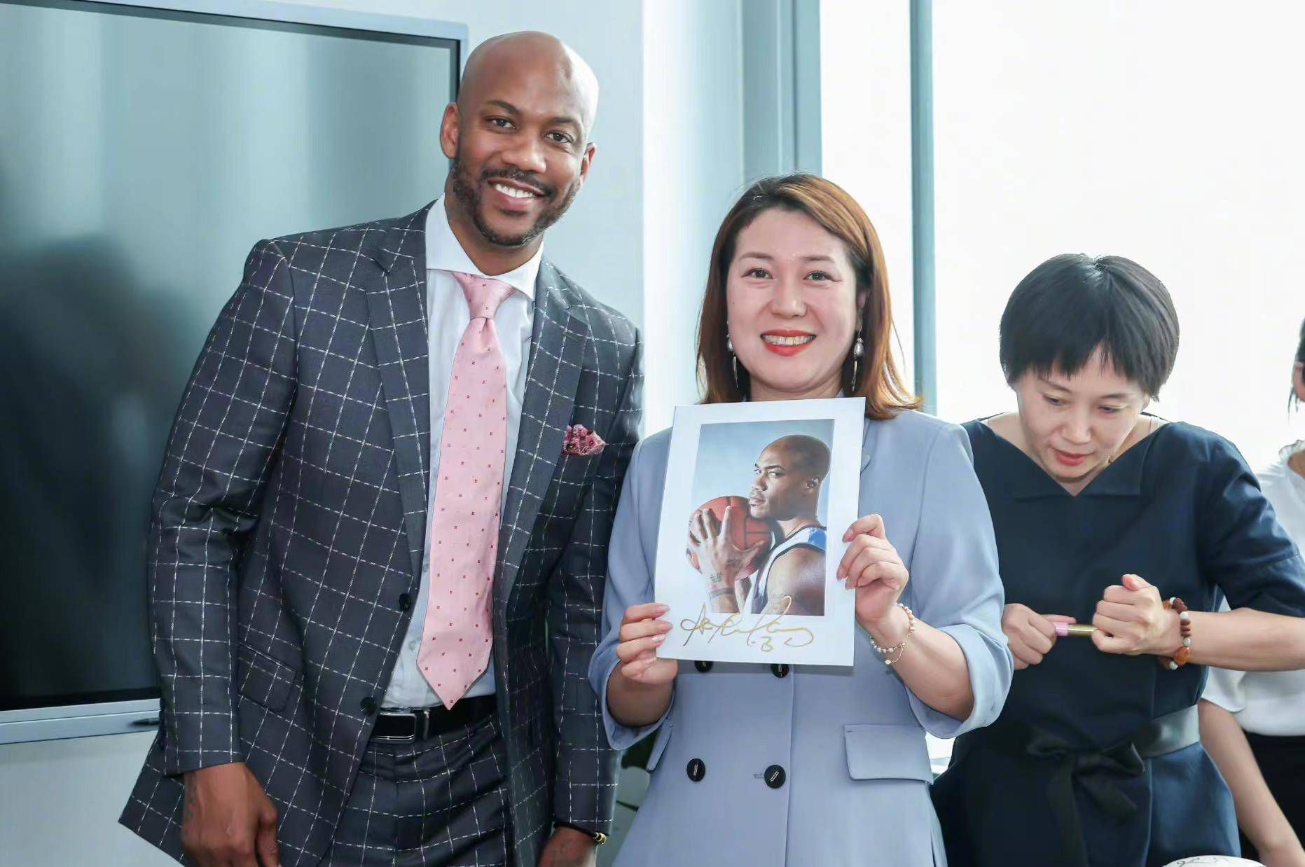 影片改编自杰米·普利马克·沙利文撰写的一篇关于一位女性在危机时刻庇护家人的文章。讲述了一个母亲带着两个孩子来到父亲地点的豪宅渡过周末，看似富丽的宅子却隐藏着很多奥秘。